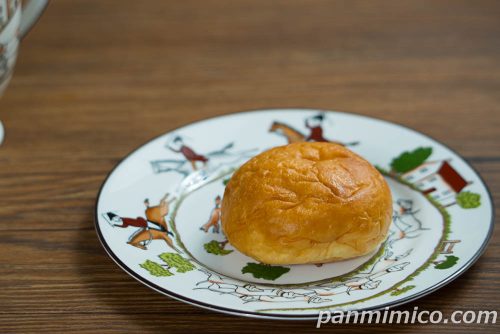 とろける生あんぱん あん、くるり【セブンイレブン】斜めから撮った写真