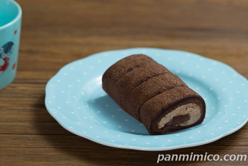 Uchi Café×ゴディバ　もち食感ロール　ドゥーブルショコラ　4個入【ローソン】斜めから撮った写真